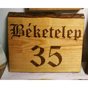 Egyedi házszám tála keményfából