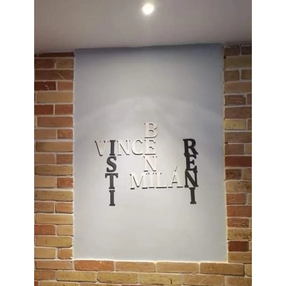 Falra ragasztható betűk