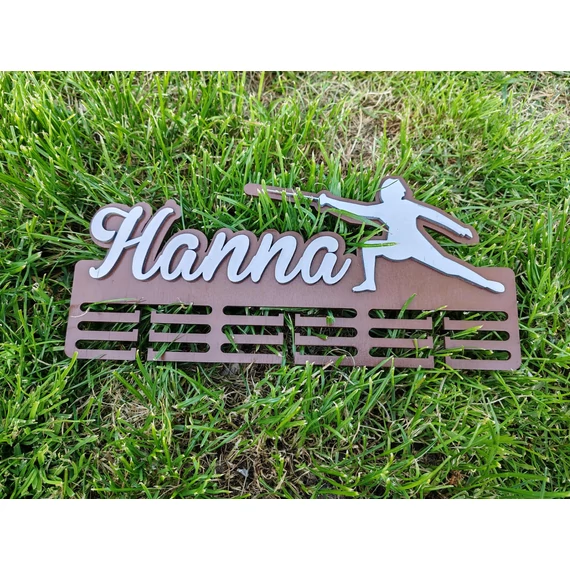 Egyedi fa éremtartó névvel és sportággal – különleges ajándék sportolóknak