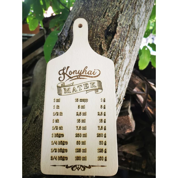 Konyhai matek – fa vágódeszka mértékegység-átváltásokkal