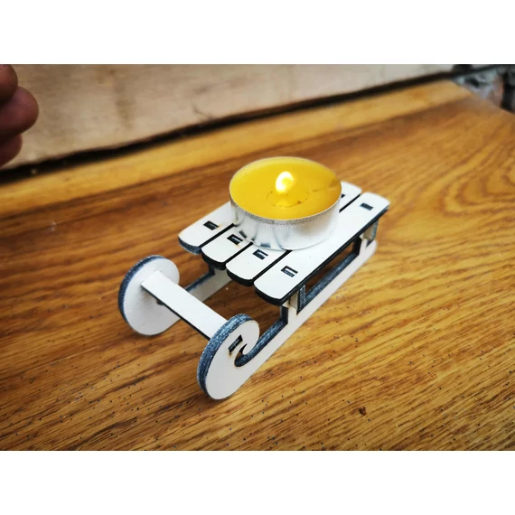 Szánkó alakú mécsestartó – fából készült ünnepi dekoráció