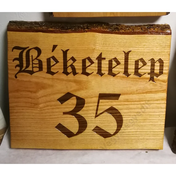 Egyedi házszám tála keményfából