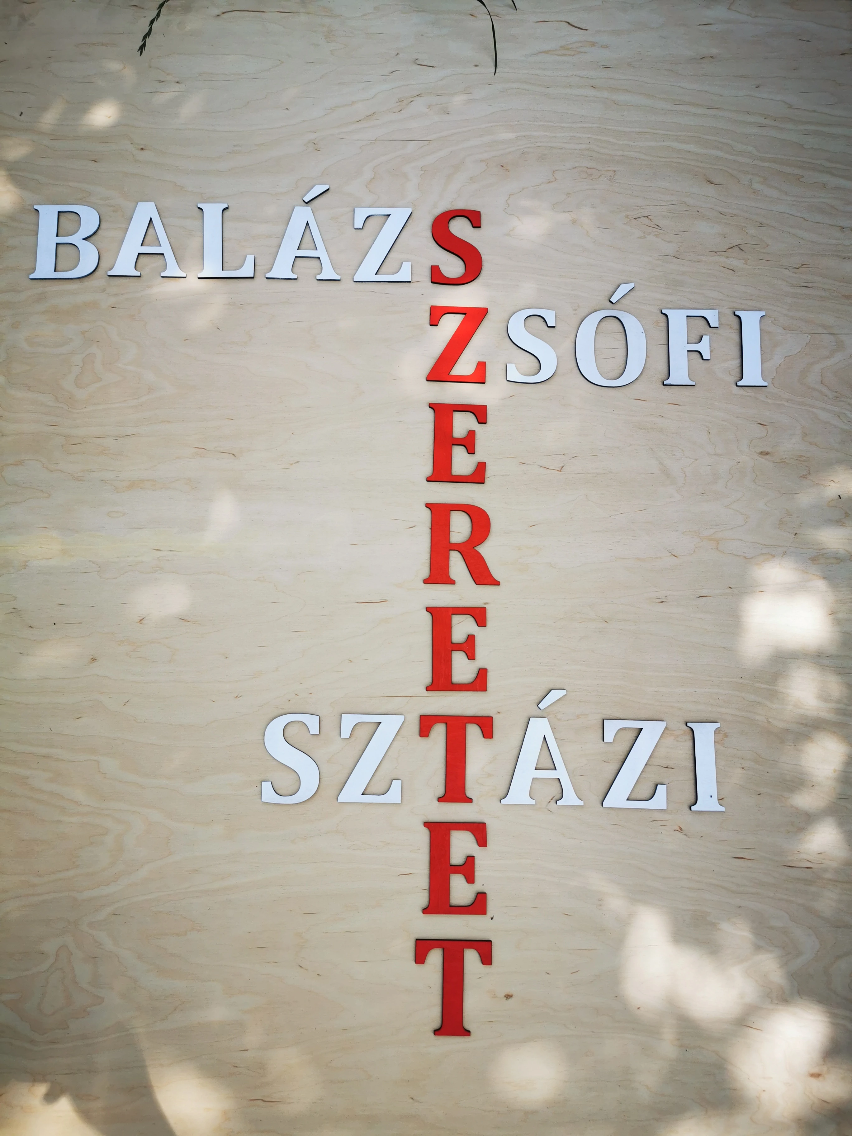 Falra ragasztható betűk